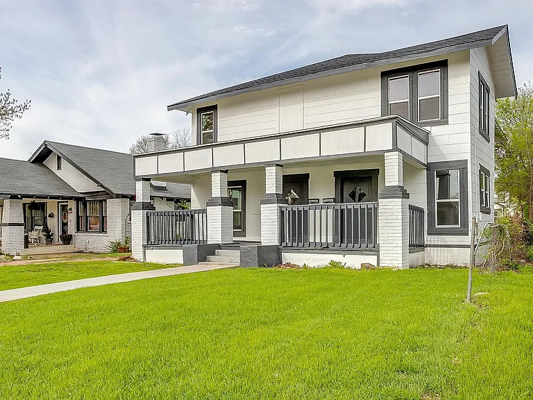 2932 Travis Ave — Photo 3
