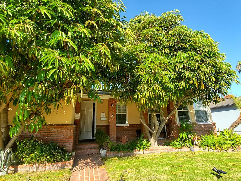 2452 Colby Ave — Photo 2