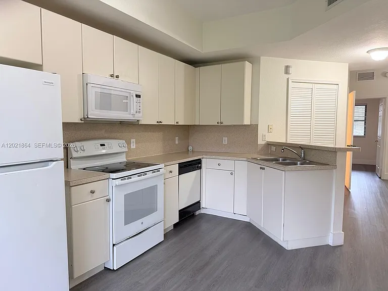 3585 NE 5th St #102 — Photo 9