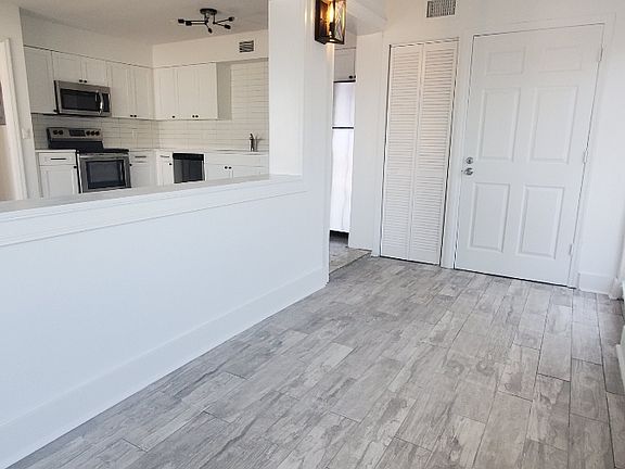 4th image of 114 Columbia Dr #1