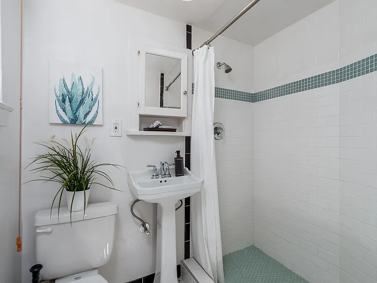 2124 P St #5 — Photo 12
