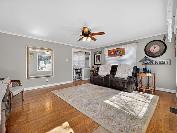 5th image of 407 Butterfield Rd