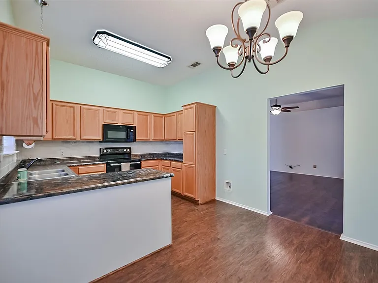 907 Clear Creek Dr — Photo 7