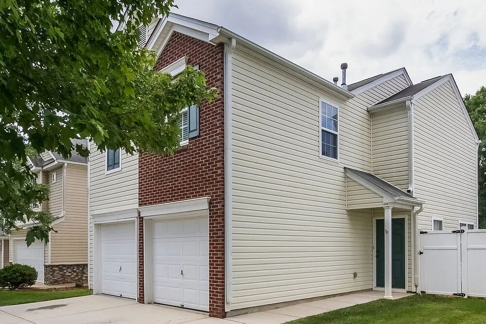 3 bed, 2.5 bath, 1360 sqft, $1,790 — Photo 2