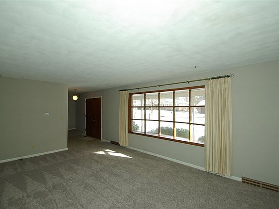 3rd image of 1430 Monticello Ln