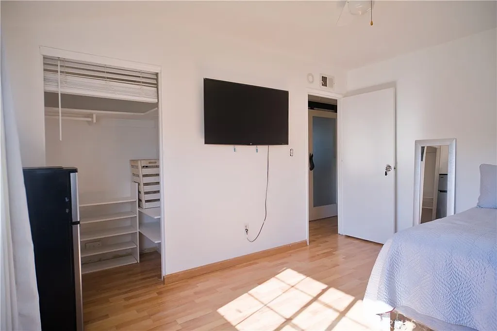1 bed, 250 sqft, $1,200 — Photo 3
