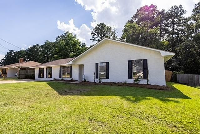 1st image of 231 Twin Oaks Rd W