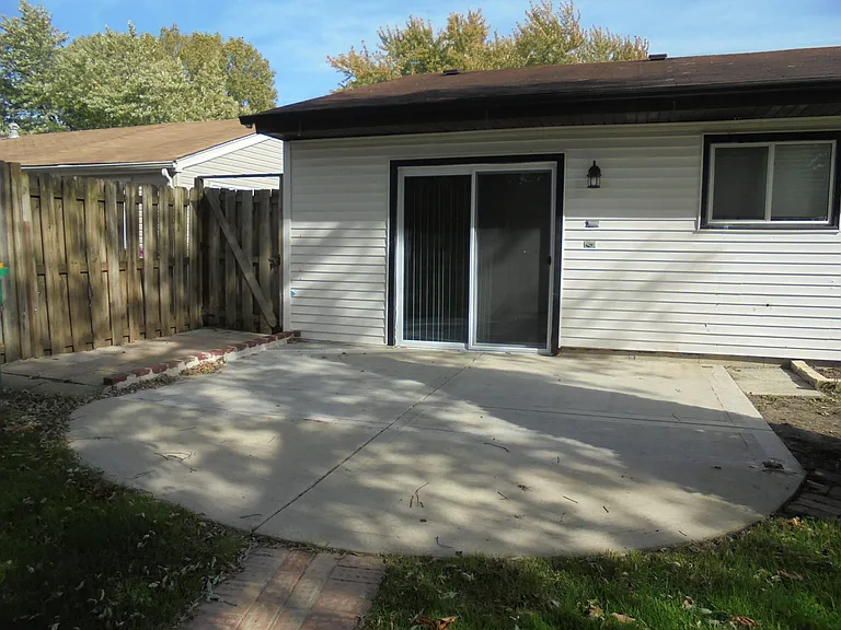 408 Sunset Ln — Photo 2