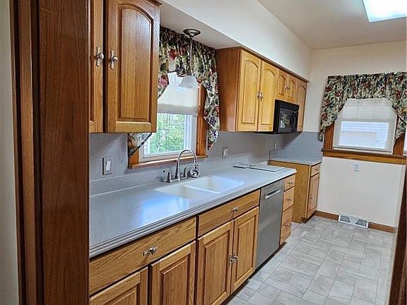 5th image of 909 Woodsdale Ave