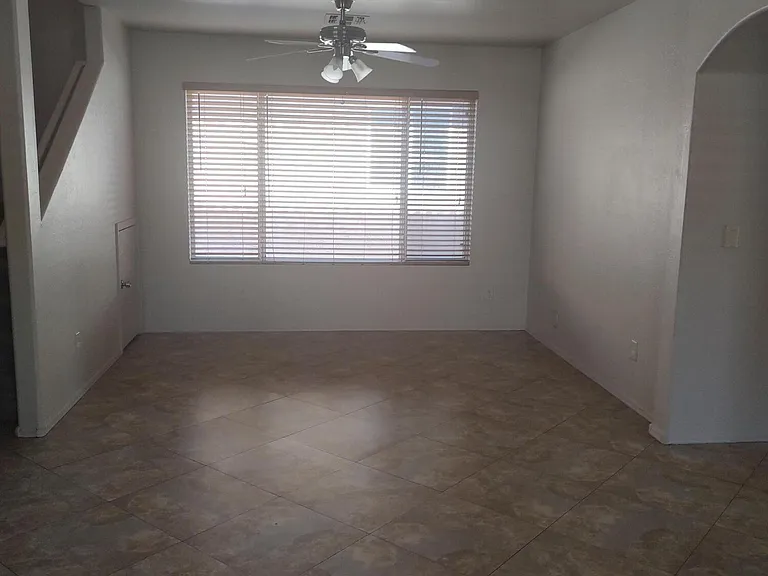 3239 E Kerry Ln — Photo 2