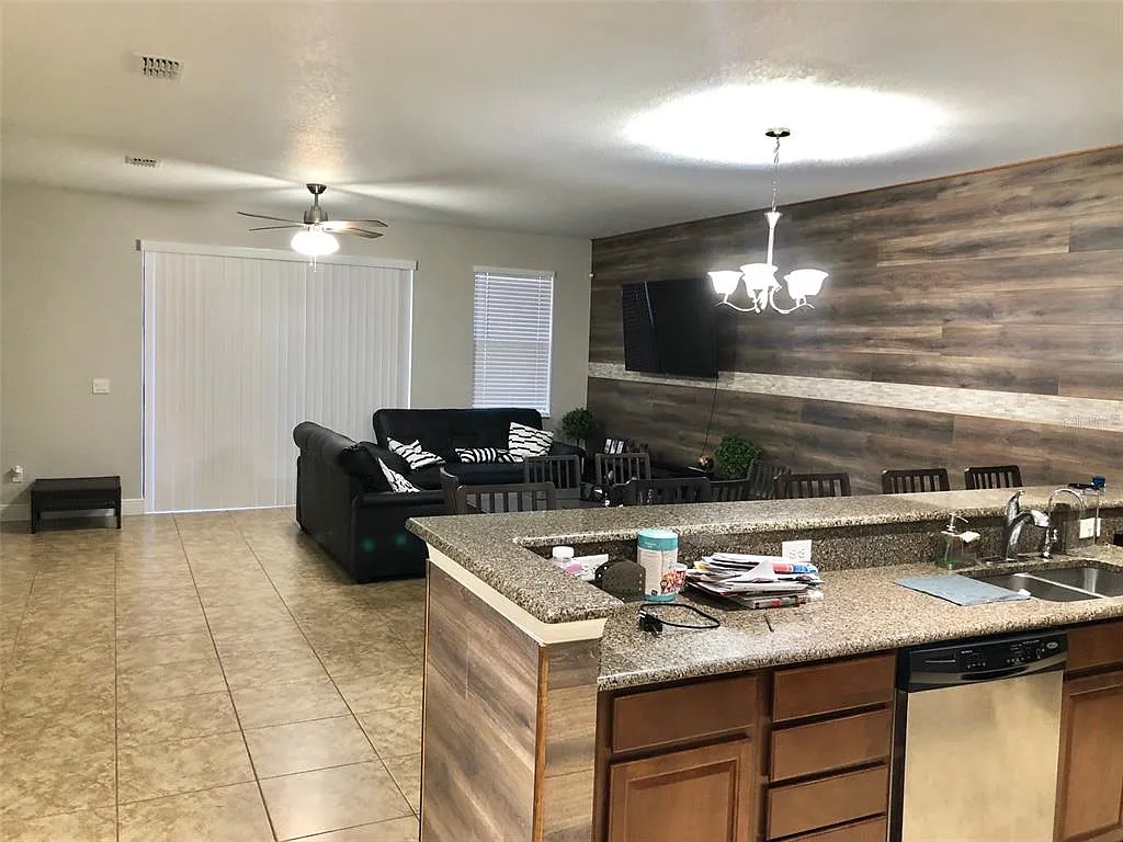 3 bed, 2.5 bath, 1638 sqft, $2,450 — Photo 4