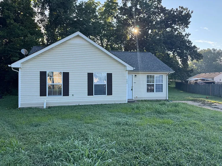 223 Faulkner Ct — Photo 2