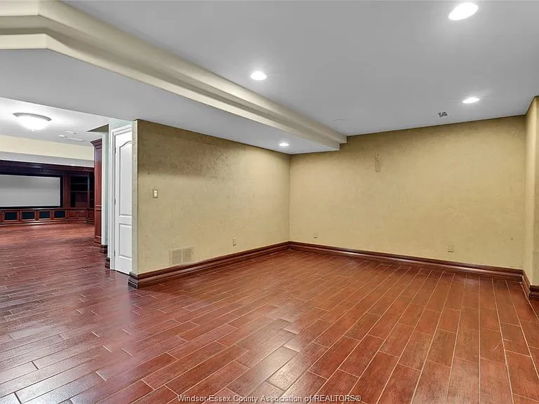 1585 Stoneybrook Cres — Photo 30