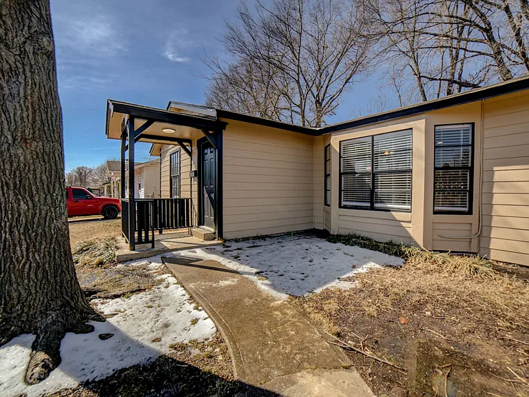 2120 S Main St — Photo 25