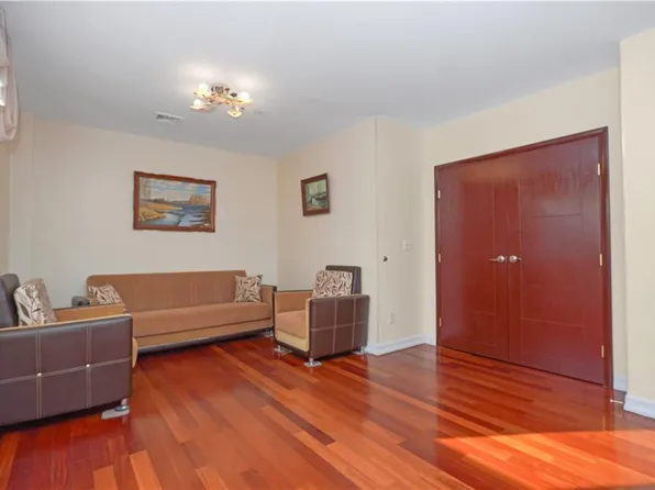 2874 Brighton 3rd Street image 7 of 32