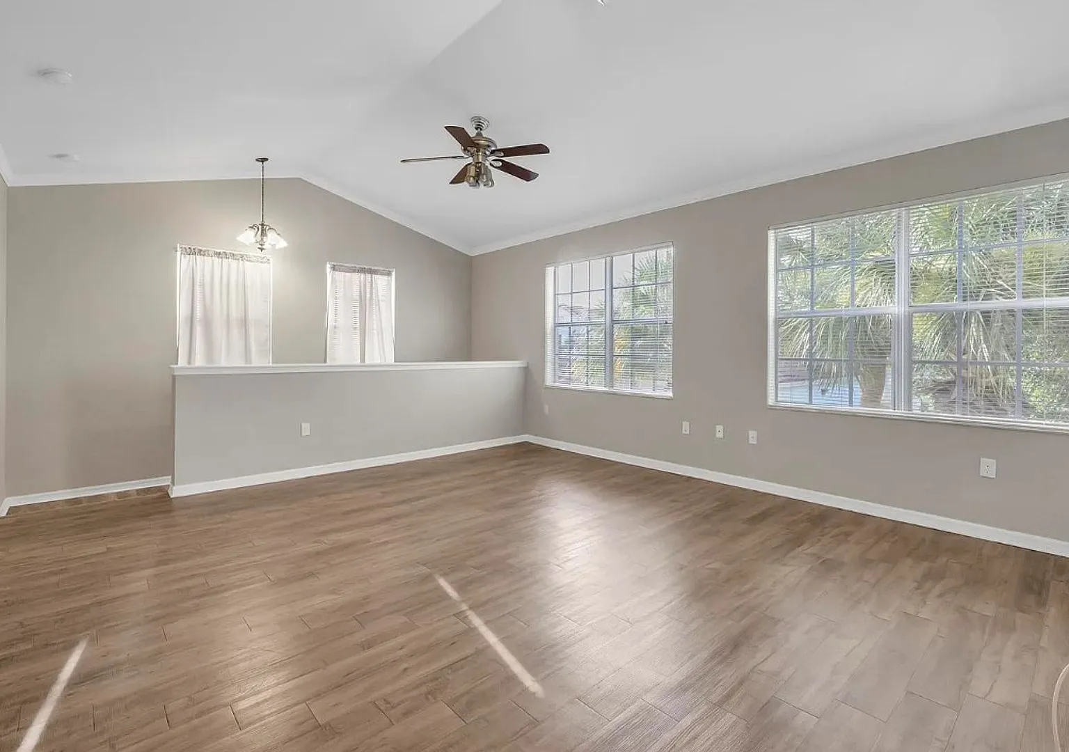 Bright & Beautiful 2/2 Condo in The Estates of Stuart — Photo 2