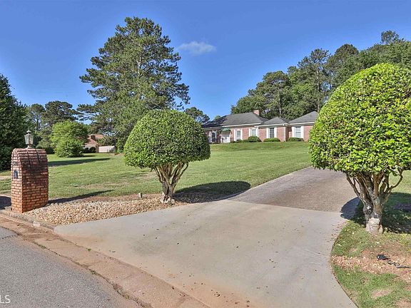 2nd image of 580 Hawthorne Dr