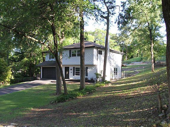 2nd image of 322 Oakwood Dr