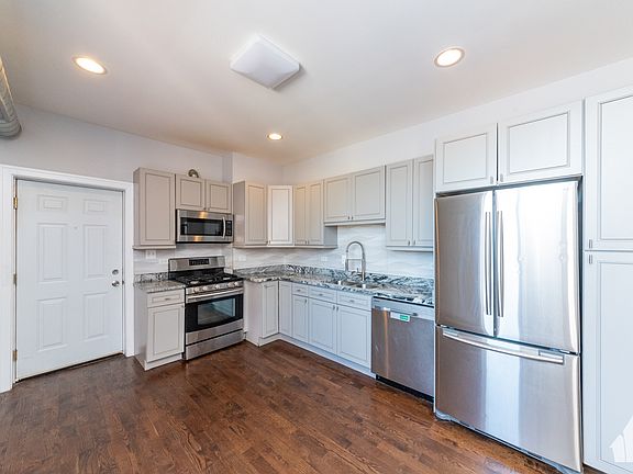 3rd image of 623 E Groveland Park #1