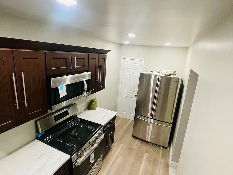 401 Gorge Rd — Photo 1