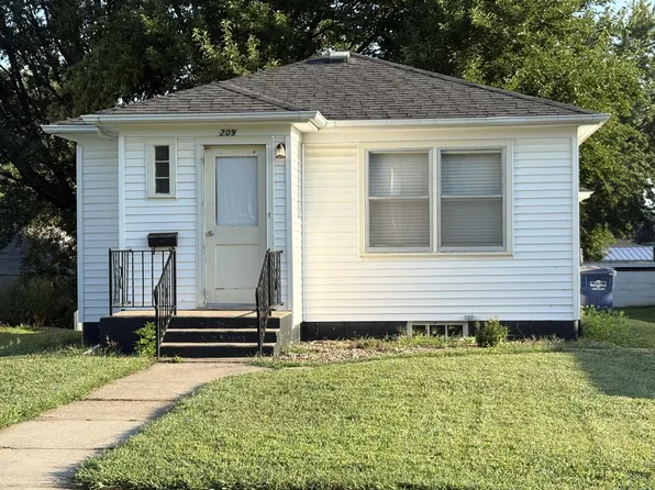 209 3rd St NW, Orange City, IA 51041