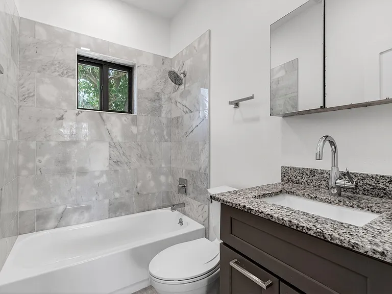 517 NW 1st St — Photo 16