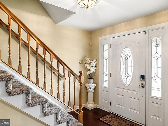 4th image of 7 Peachtree Ln