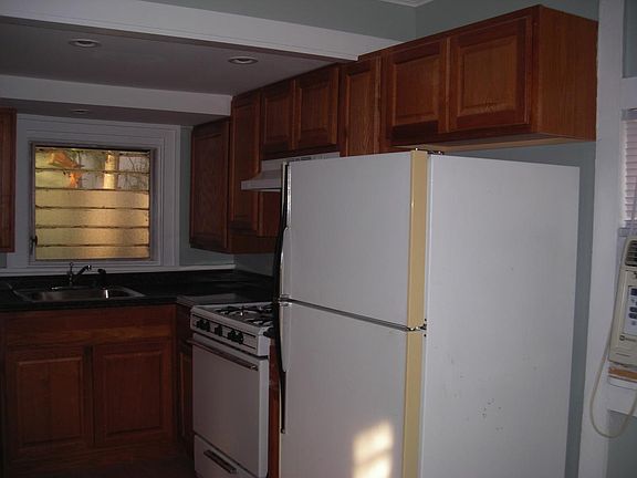 4th image of 426 10th Ave NE