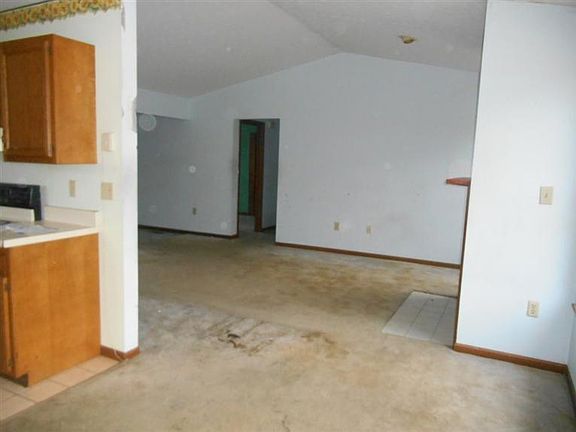 4th image of 250 Woodsdale Dr