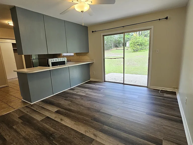 550 E Bradford Rd — Photo 10
