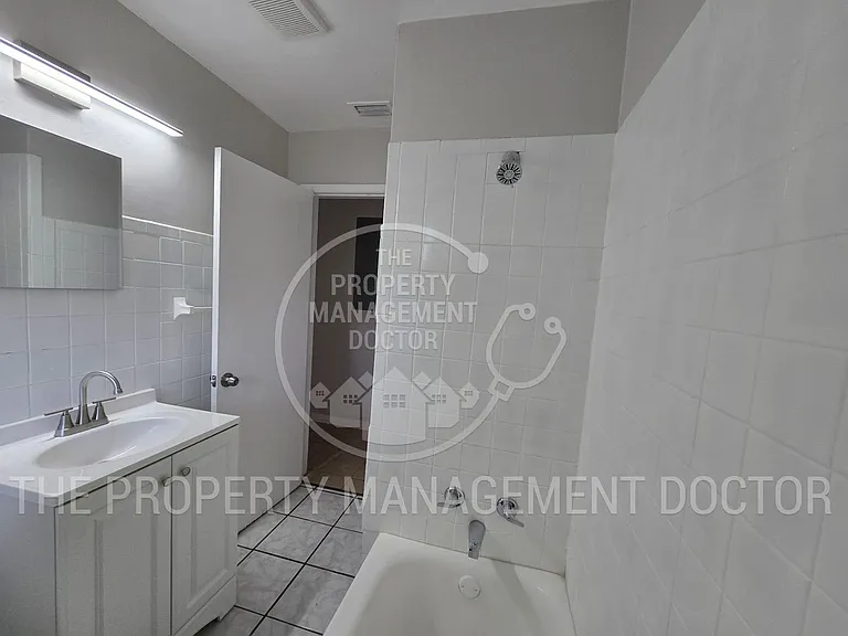 4914 S 84th St — Photo 17