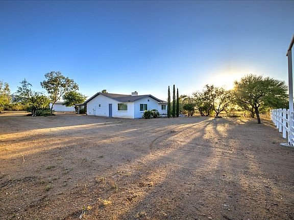 4th image of 2442 E Roslyn Ln