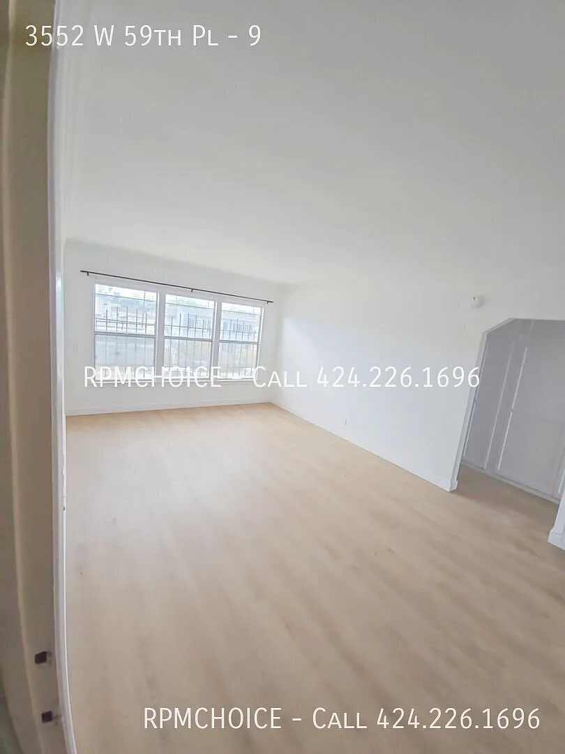 1bd/1ba Apartment with New Flooring — Photo 2