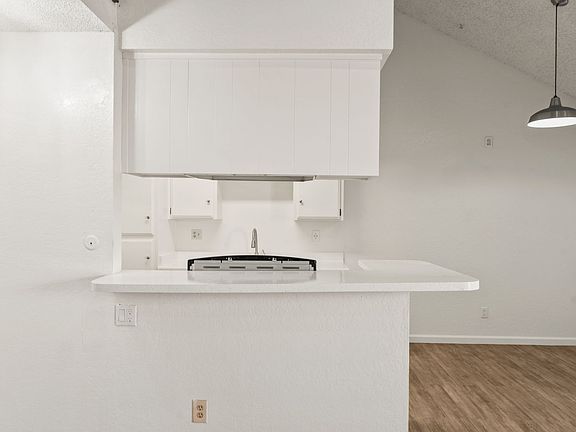5th image of 920 S Park Cir #8
