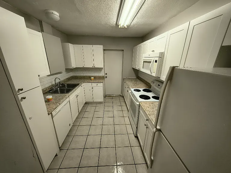 1708 Azalea Ct #B — Photo 10