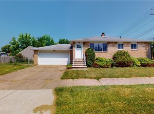 694 E 305th St, Willowick, OH 44095
