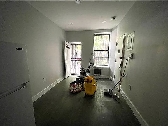 4th image of 324 E 8th St APT 1A
