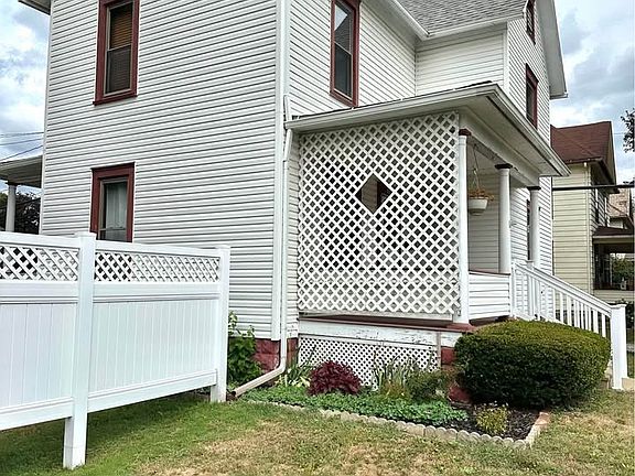 3rd image of 215 E 10th St