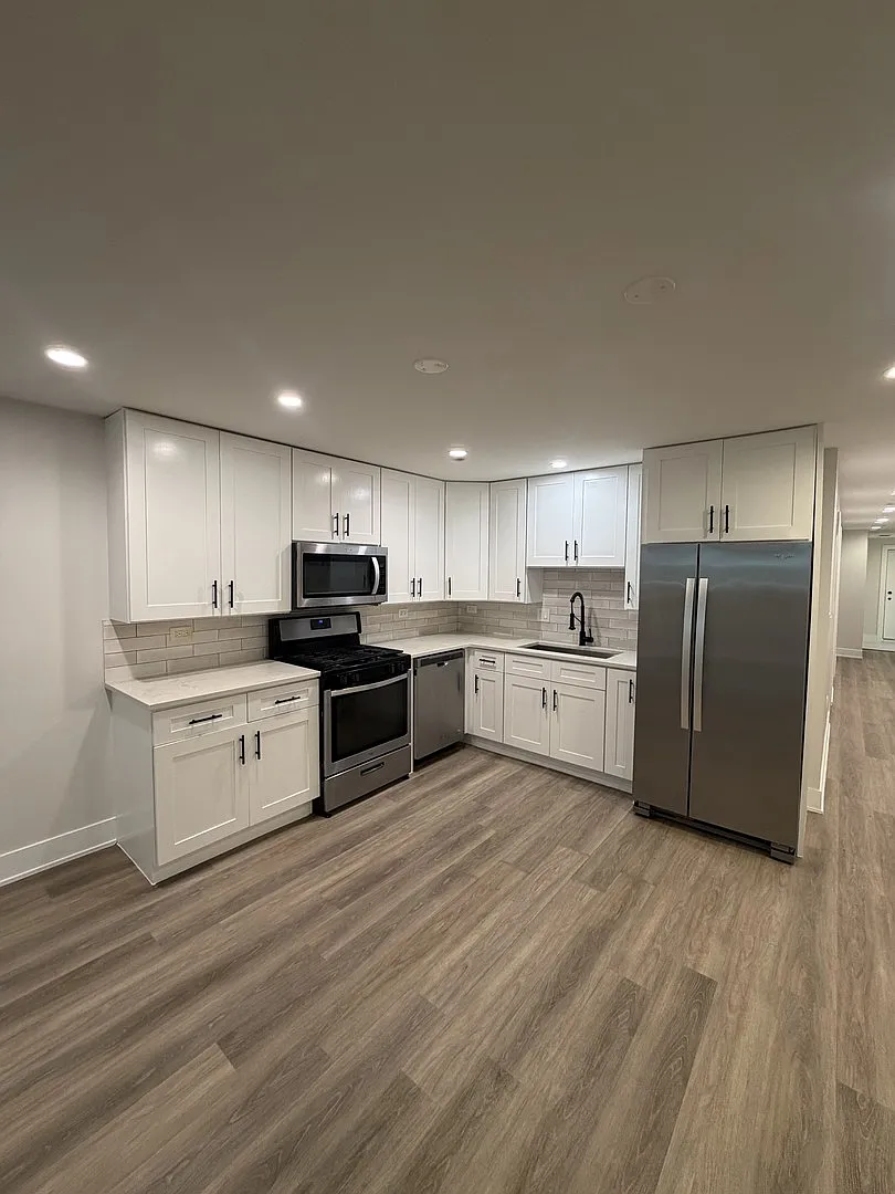 3 bed, 2200 sqft, $2,550 — Photo 2