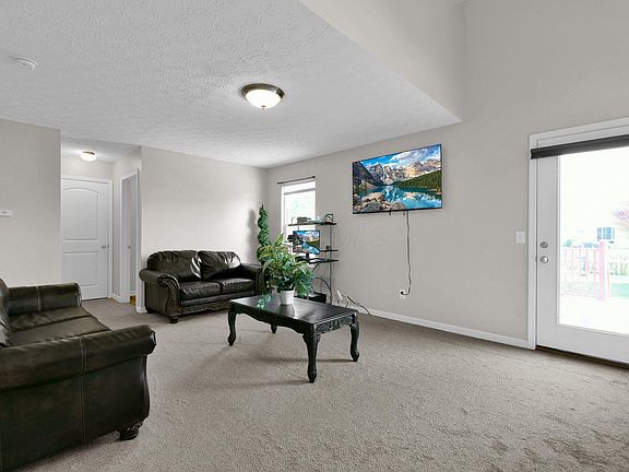 4th image of 802 Holly Farms Dr