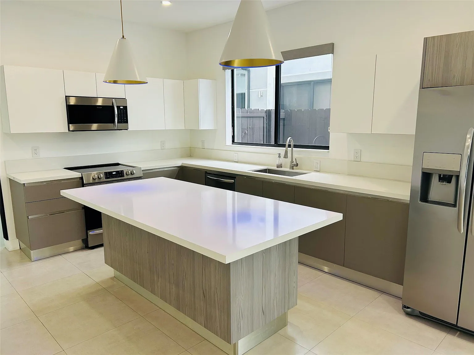 3 bed, 3.5 bath, 2538 sqft, $5,895 — Photo 3
