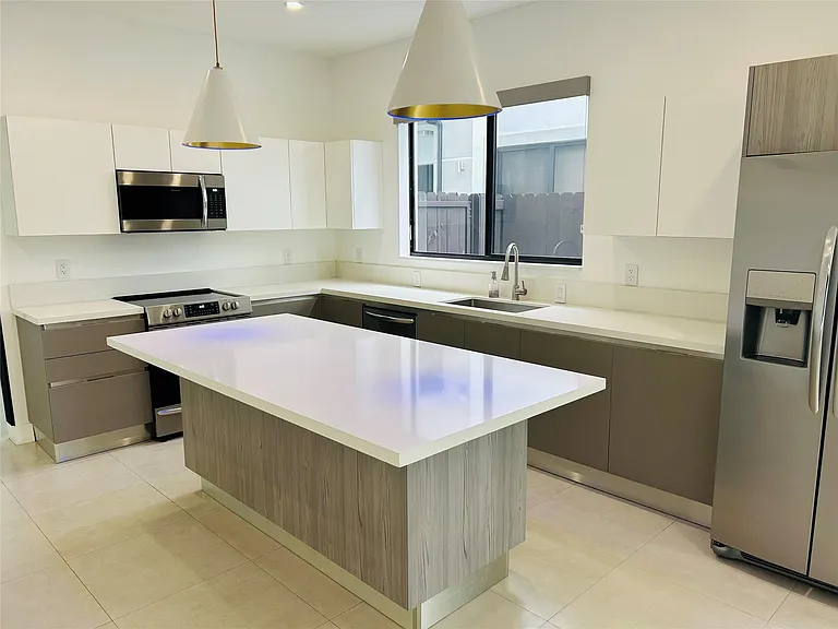 310 SW 9th St #1 — Photo 2