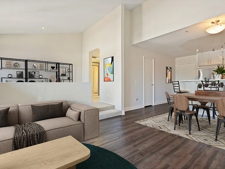 Palm Royale Apartments — Photo 24