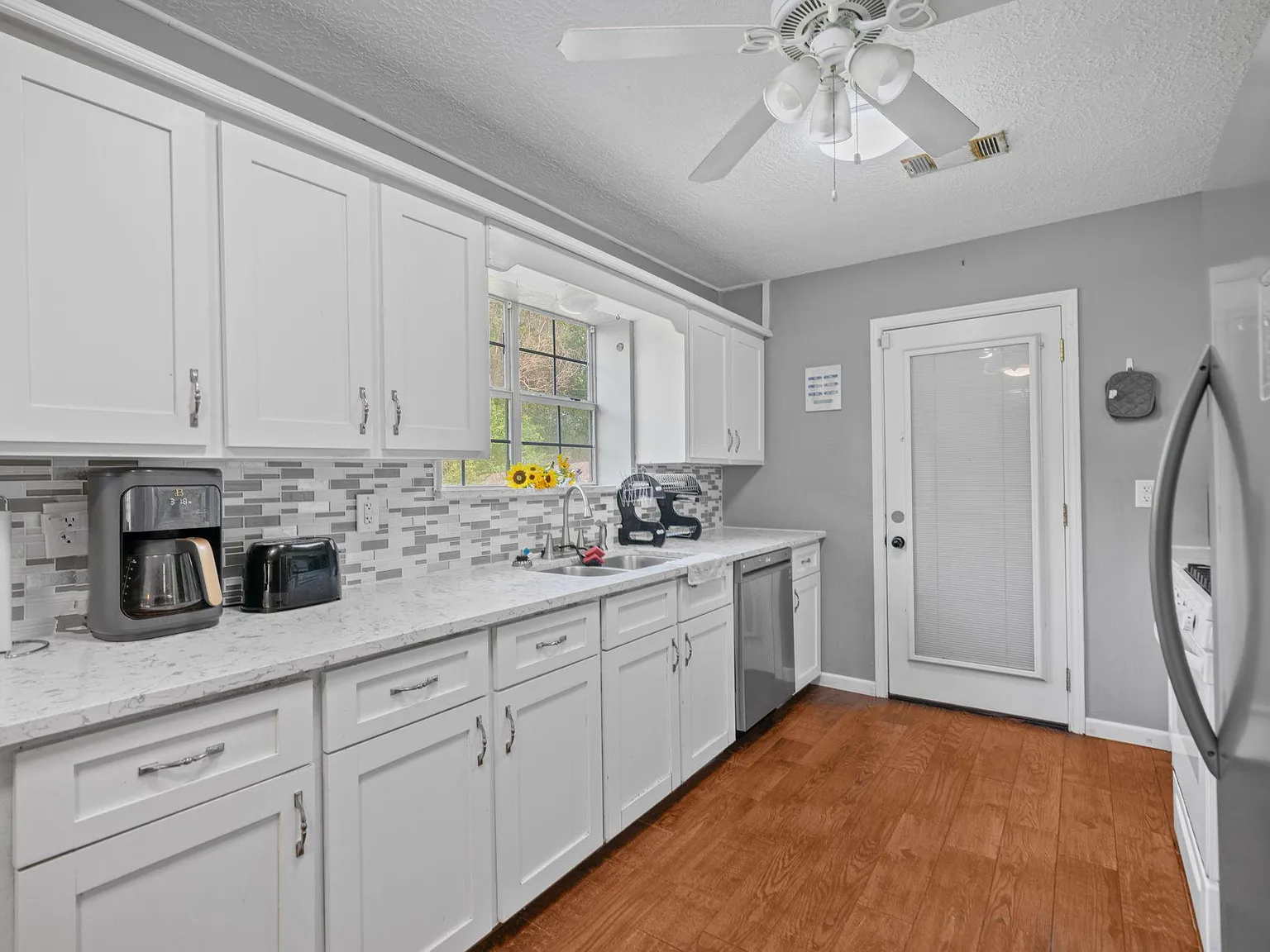 4 bed, 4.0 bath, 4000 sqft, $1,087 — Photo 4