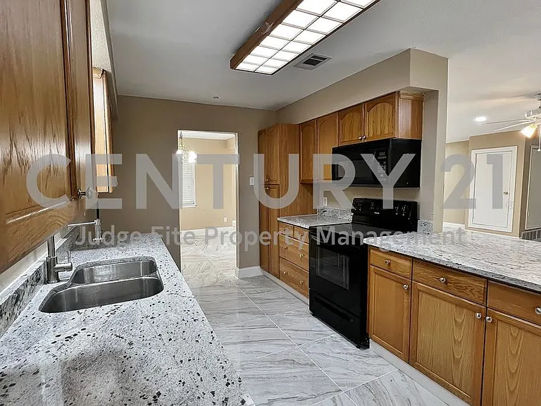 1914 W Northgate Dr — Photo 8
