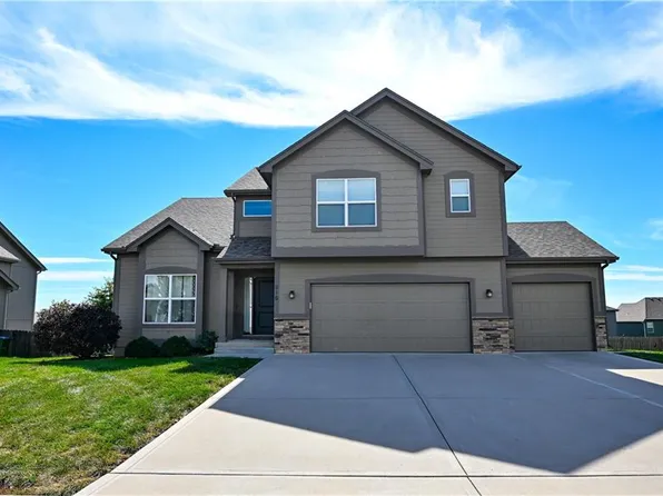 915 Coyote Dr, Raymore, MO 64083