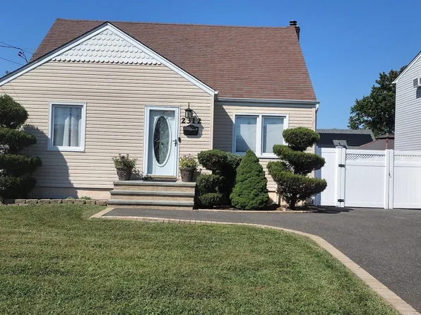 2312 Maple Street, Seaford, NY 11783