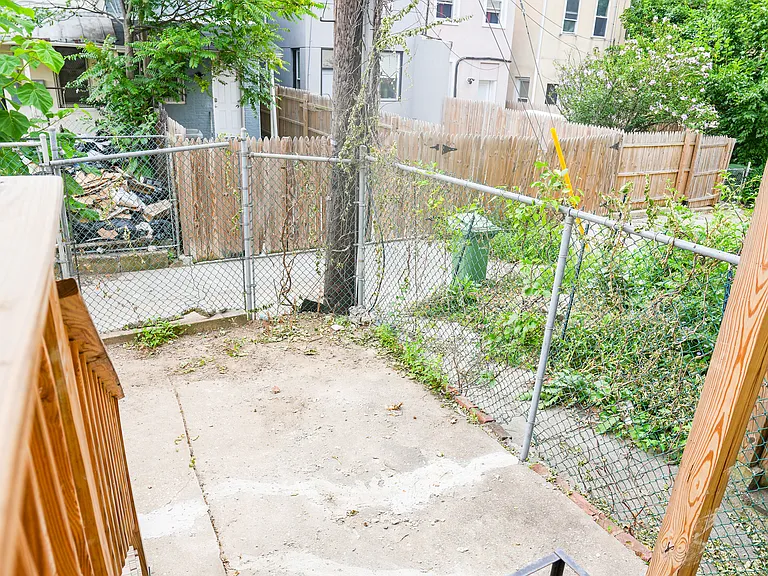 1613 N Spring St — Photo 18