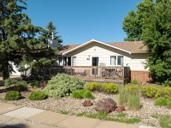 2137 Prairie Ave, Dickinson, ND 58601