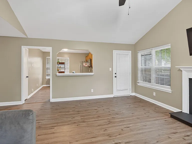 203 Teal Ct — Photo 3